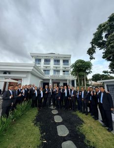 Foto 17. Suasana ceria di kolam renang Lakeside Haus Balige, Minggu pagi, 26 Juli 2026,sebelum rombongan bersiap menuju Ibadah Minggu di HKBP Balige.