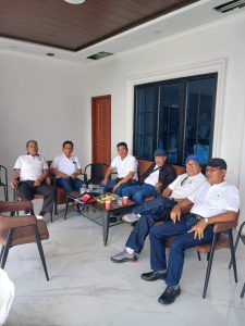 Foto 5. Makan siang di ruang makan Lakeside Haus Balige, Jumat 24 Juli 2026. Jendela besar ruang makan menghadap ke arah pepohonan dan perairan Danau Toba. Tampak pula para ibu pendamping yang membantu melayani konsumsi rombongan sepanjang perjalanan.