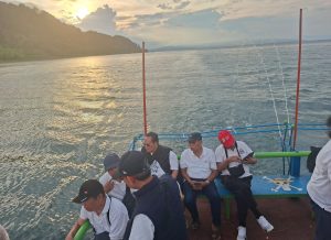Foto 8. Menikmati perjalanan di atas kapal dengan latar perbukitan Danau Toba dansemburan air mancur di tengah danau, Jumat 24 Juli 2026.