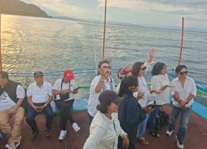 Foto 7. Para ibu pendamping rombongan duduk santai di haluan kapal kayu bercat cerah khasDanau Toba, menikmati perjalanan menyusuri perairan Balige.