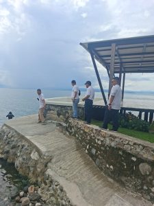 Foto 9. Penginapan tepi danau tempat rombongan singgah sekitar satu jam dalam perjalanan menuju Pantai Meat, Jumat 24 Juli 2026. Kapal kayu bersandar tepat di depan tanggul batu penginapan.