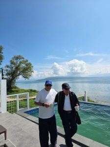 Foto 18. Rombongan berpose di kolam renang dengan latar bangunan utama Lakeside HausBalige. Penginapan ini dikelola oleh keluarga Wiston Manihuruk / Ellen Pangaribuan, jemaat HKBP Ressort Slipi.