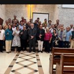 Foto 2 — Seluruh peserta Kebaktian Bulanan Kaum Bapak dan Keluarga HKBP Slipi berfoto bersama di dalam gedung gereja usai kegiatan, Kamis 2 Juli 2026. Tampak ±30 peserta dengan ekspresi sukacita, mayoritas mengacungkan jempol sebagai tanda apresiasi.