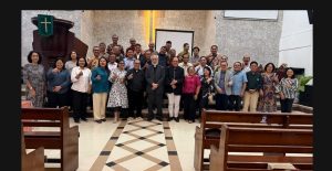 Foto 2 — Seluruh peserta Kebaktian Bulanan Kaum Bapak dan Keluarga HKBP Slipi berfoto bersama di dalam gedung gereja usai kegiatan, Kamis 2 Juli 2026. Tampak ±30 peserta dengan ekspresi sukacita, mayoritas mengacungkan jempol sebagai tanda apresiasi.