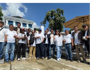 Foto 2. Foto bersama sesaat setelah rombongan tiba di Lakeside Haus Balige, Jumat 24 Juli 2026. Kopi panas disuguhkan di halaman depan penginapan sebagai sambutan pertama di bona pasogit.