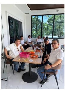 Foto 6. Suasana kekeluargaan pada makan siang hari pertama di Lakeside Haus Balige. Lauk disajikan dalam wadah bersama di tengah meja, dilengkapi potongan nanas segar sebagai penutup.