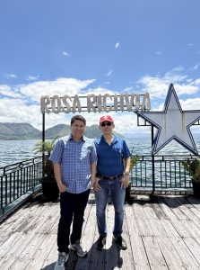 Foto 13. Dek kayu Resto Rosa Richvia yang menjorok ke atas Danau Toba, Sabtu 25 Juli 2026. Papan nama restoran dan ornamen bintang menjadi latar foto favorit para tamu.