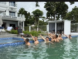 Foto 17. Rombongan berpose di kolam renang dengan latar bangunan utama Lakeside Haus Balige. Penginapan ini dikelola oleh keluarga Wiston Manihuruk / Ellen Pangaribuan, jemaat HKBP Ressort Slipi.