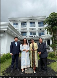 Foto 25. Wiston Manihuruk dan istri, Ellen Pangaribuan, bersama Pdt. Tumpal H. Simamora di halaman depan Lakeside Haus Balige, seusai Ibadah Minggu 26 Juli 2026. Perjalanan kemudian berlanjut ke Pematang Siantar, di mana rombongan bermalam di kediaman Bapak Robert Pakpahan. Pukul 19.30 WIB, tuan rumah menjamu makan malam bersama, kembali diiringi musik dan pemain keyboard.
