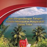Mari Bergandengan Tangan Memajukan Komite Masyarakat Danau Toba Tidak dapat dipungkiri bahwa berbagai kegiatan Komite Masyarakat Danau Toba (KMDT) di bawah kepemimpinan St. Edison Manurung telah menunjukkan kemajuan nyata. Capaian ini menjadi modal strategis untuk memperkuat organisasi dan meningkatkan kontribusi KMDT bagi pembangunan kawasan Danau Toba. Kemajuan tersebut tercermin dari kehadiran Pusat Kajian Strategis KMDT Center, pembentukan Tim Penelitian Keramba Jaring Apung (KJA), serta Koperasi KMDT Sejahtera yang diresmikan oleh Kementerian Koperasi RI. KMDT juga mengembangkan konsep tata kelola danau Green Lake Indonesia bersama DPD RI, mendorong penerapan model Green Lake untuk pariwisata berkelanjutan bersama Kementerian Pariwisata, serta merencanakan peresmian Pusat Kajian Lingkungan Hidup bersama Kementerian Lingkungan Hidup. Seluruhnya merupakan aset berharga yang perlu diintegrasikan menjadi kekuatan organisasi. Kini saatnya menetapkan prioritas kerja yang konkret. Pertama, menyelenggarakan rapat kerja untuk mengevaluasi capaian dan menyusun program serta indikator keberhasilan. Kedua, menindaklanjuti penelitian KJA dengan rekomendasi berbasis data mengenai daya dukung danau, produksi, perizinan, dan pengendalian pencemaran. Ketiga, mengimplementasikan Green Lake Indonesia melalui proyek percontohan yang mengintegrasikan pelestarian lingkungan, pariwisata berkelanjutan, pemberdayaan UMKM, dan budaya lokal. Keempat, mengoptimalkan KMDT Center sebagai pusat koordinasi kajian, kemitraan, dan advokasi kebijakan. Kelima, memperkuat Koperasi KMDT Sejahtera melalui pengembangan usaha produktif, tata kelola profesional, transparansi, dan akuntabilitas. Koperasi yang sehat dan mandiri diharapkan kelak mampu mendukung kegiatan KMDT secara berkelanjutan. Karena itu, seluruh program perlu dilengkapi penanggung jawab, target waktu, indikator kinerja, dan evaluasi berkala. Mari bergandengan tangan, menyatukan visi dan memperkuat kolaborasi demi KMDT yang semakin mandiri serta Danau Toba yang lestari dan sejahtera. Salam semangat membangun bangsa melalui KMDT!